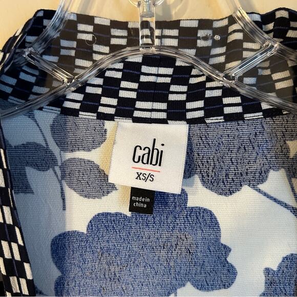 ✨ CAbi White/Navy Blue Floral 3/4-Sleeve Flowy Open Kimono Blouse Size XS/Small - Picture 9 of 11